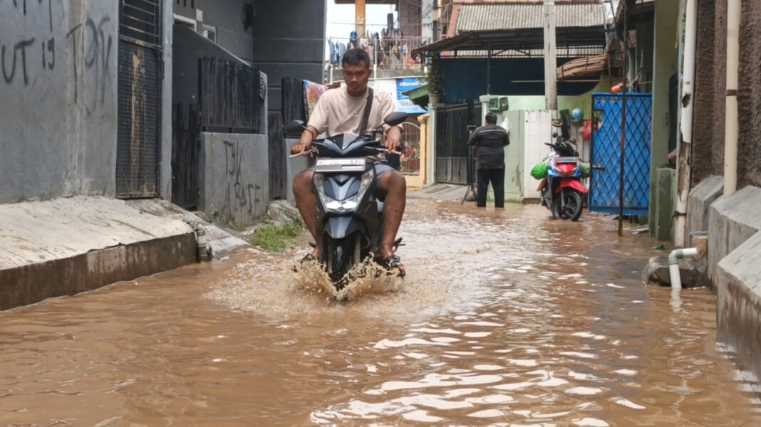 Video Viral Siswi Semarang Sekolah Lewat Sungai Gegara Akses Rumah Ditutup