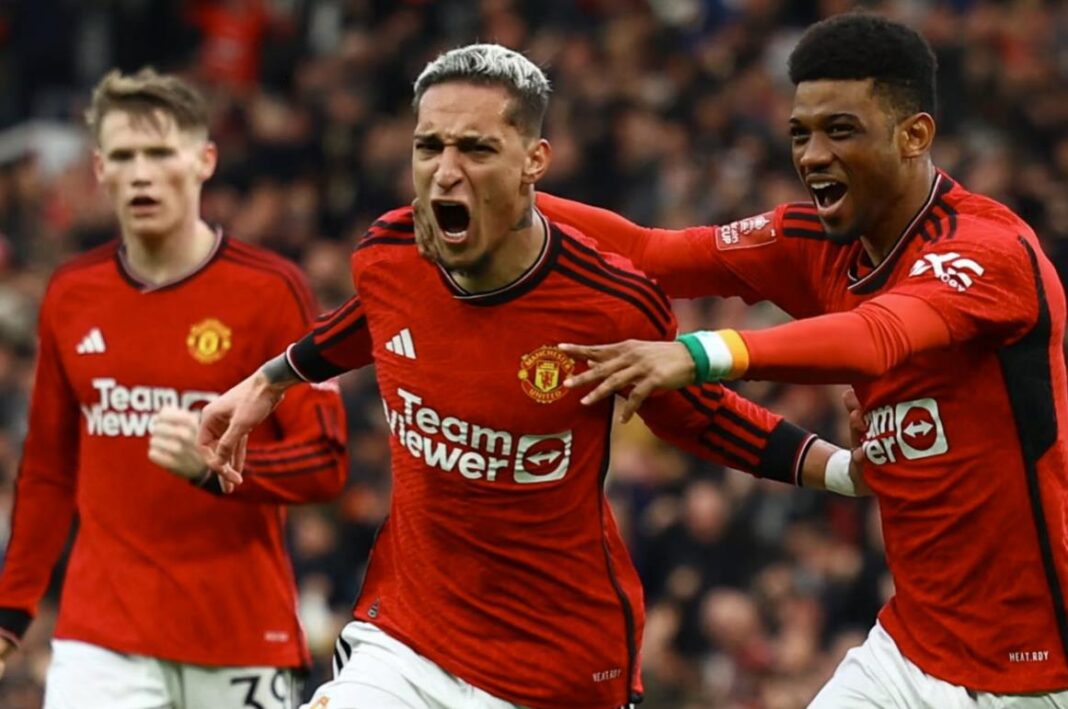 Momen Sandy Walsh Hentikan Serangan Darwin Nunez