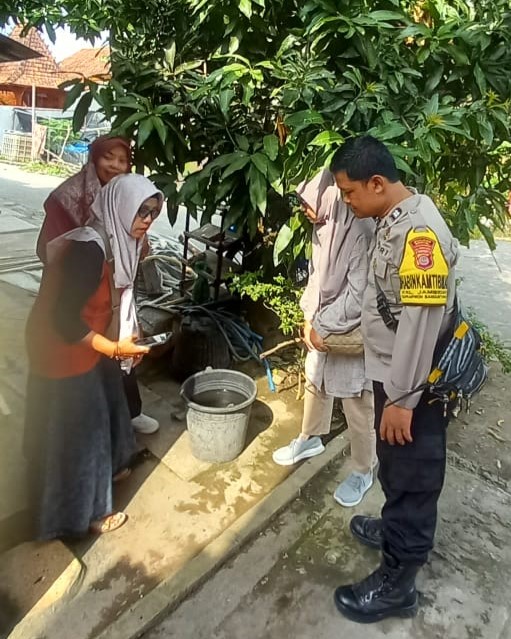 Bhabinkamtibmas Kalurahan Jambidan Dampingi PSN di Pamotan, Imbau Warga Rutin 3M Tangkal DBD