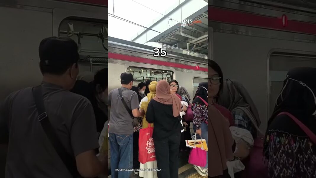 Kisah Siswa SD Tangerang Berangkat Jam 4 Pagi Naik KRL ke Sekolahnya di Jakarta Timur