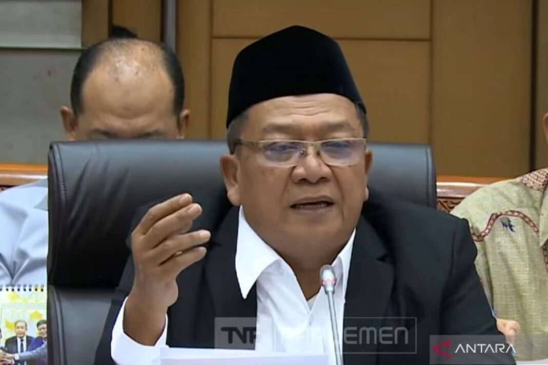 Mendikdasmen Jelaskan Dalih Prabowo Luncurkan Smartboard di SMPN 4 Bekasi