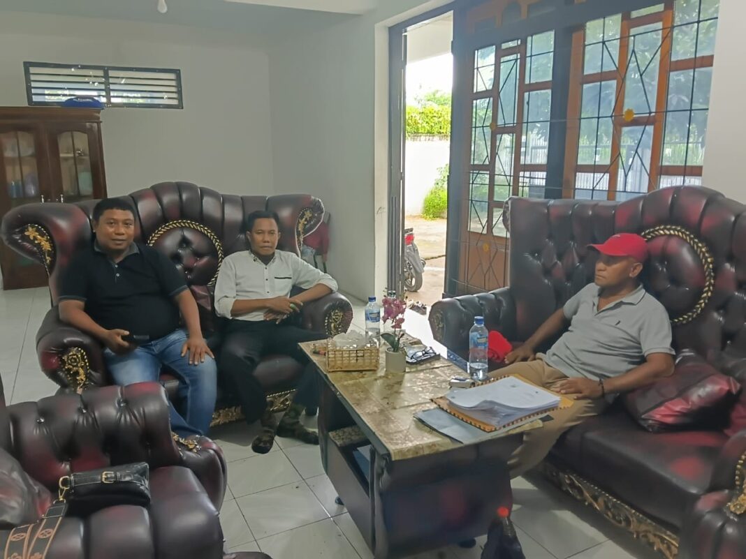Viral Kepala Patung Sukarno di Indramayu Miring gegara Tertimpa Tenda