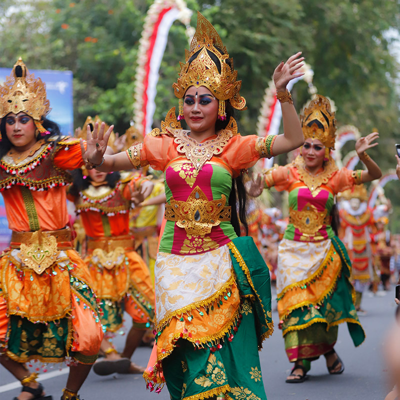 Viral Aksi Pemuda Selamatkan Lansia yang Terseret Banjir Gianyar Bali