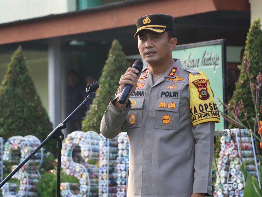 Edukasi Bahaya Judi Online dan Narkoba, Bhabinkamtibmas Banyuning Sambangi Warga