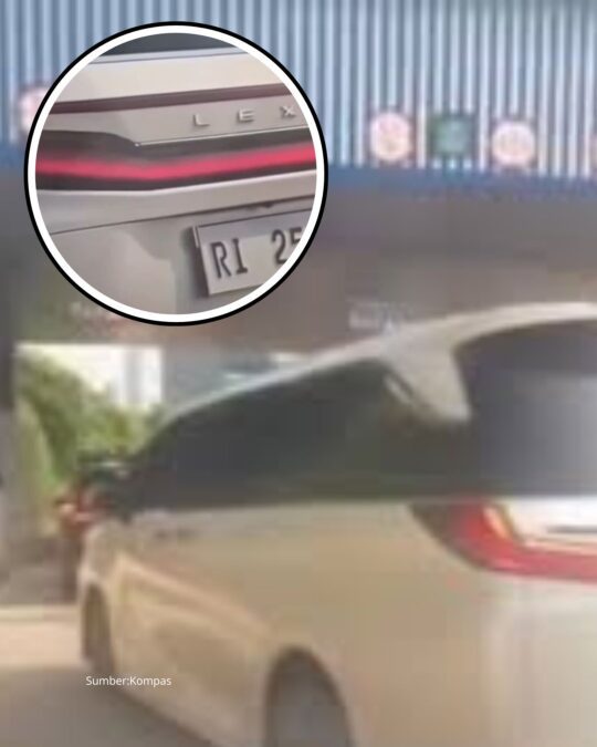 Video: Mobil Pelat RI 25 Serobot Antrean di Gerbang Tol Cilandak