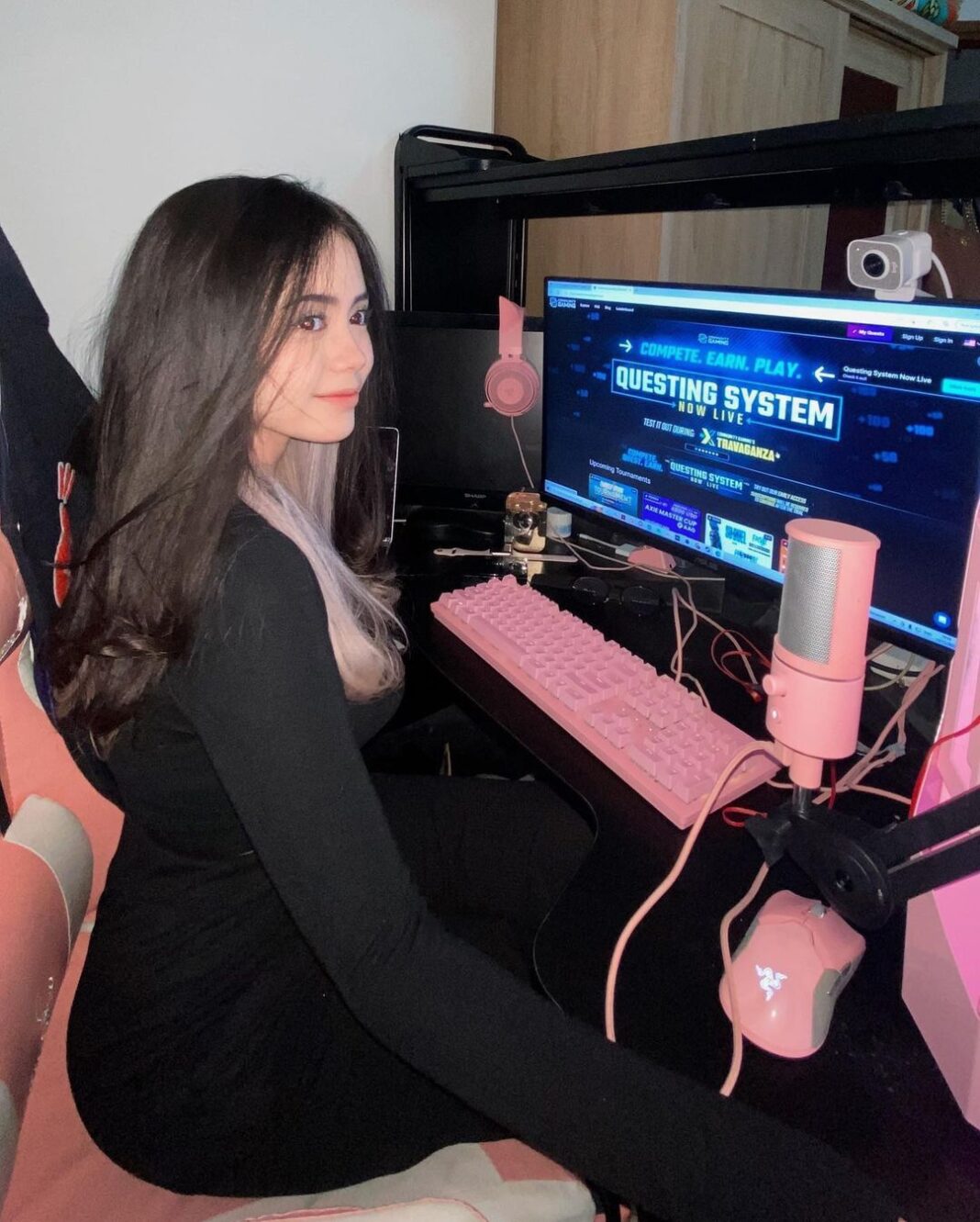 Video: Viral Laki-laki Bugil Ngamuk di Atas Atap Rumah dan Lempari Penduduk di Bali