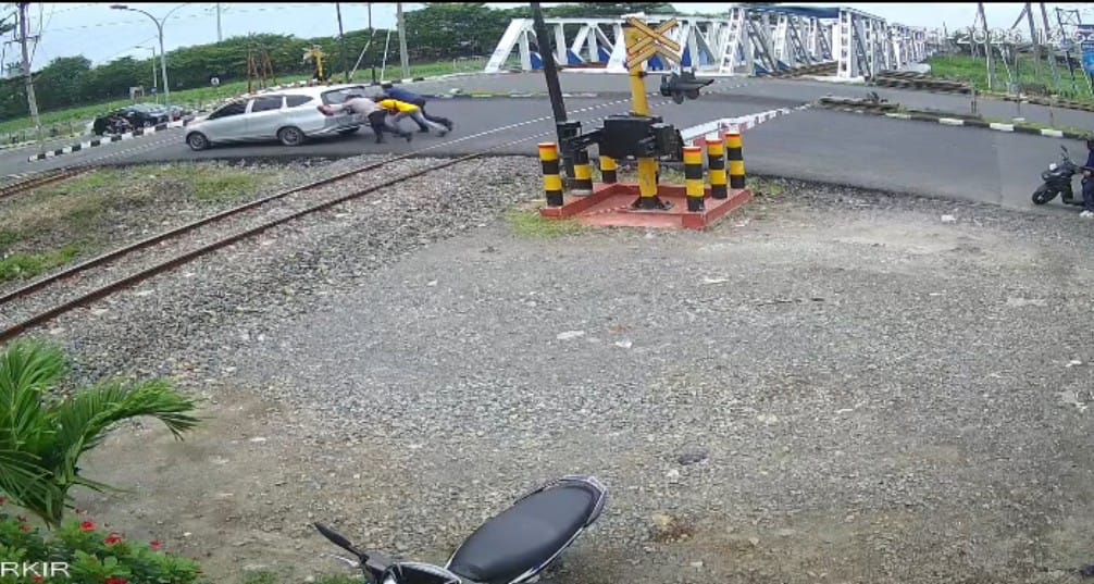 Pembersihan Jalan Berpasir Dekat RSUD Karimun