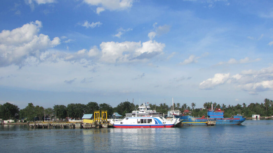 Penumpang Nyebrang Lewat Pelabuhan ASDP Tanjunguban Bintan Ketika Libur Imlek