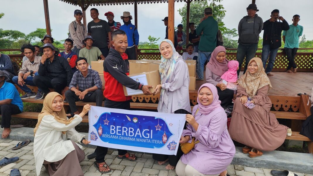 Siswa SMAN 1 Ungar Berbagi Takjil Di Bulan Bersih